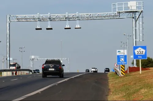 Veículos não precisam parar para pagar o pedágio