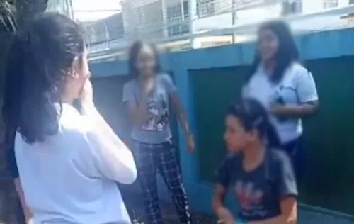 Imagem ilustrativa da imagem Aluna é humilhada por colegas em pátio de escola no Rio; vídeo