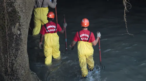 Os bombeiros montaram uma base às margens do rio