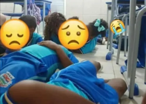 Crianças deitadas no chão durante operação no Complexo do Salgueiro, em São Gonçalo