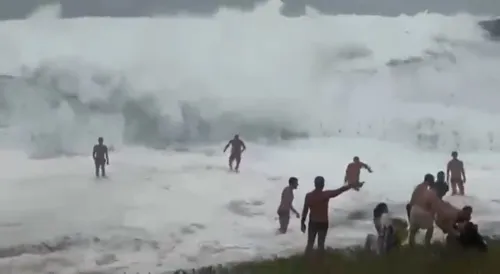 Banhistas se assustaram com as ondas provocadas pelo Ciclone-bomba