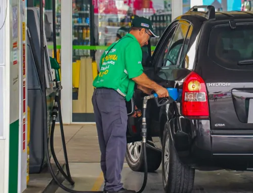 Motoristas têm visto mais vantagem em abastecer com gasolina em Maricá. Na foto, Posto Imbassaí