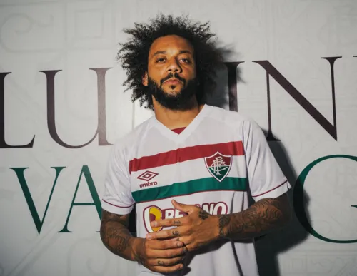 Marcelo com o novo uniforme do Fluminense