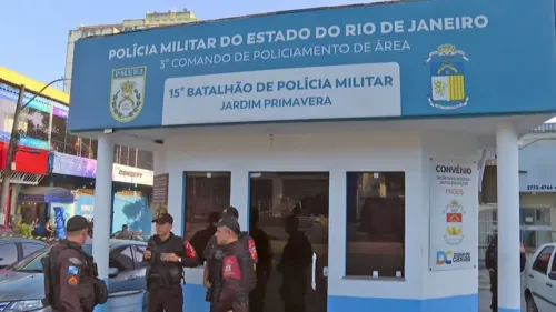 Policiais conversam em frente a uma base da PM perto da agência bancária