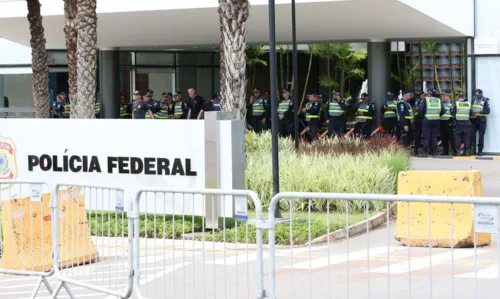 A área em frente à PF foi isolada pela Polícia Militar