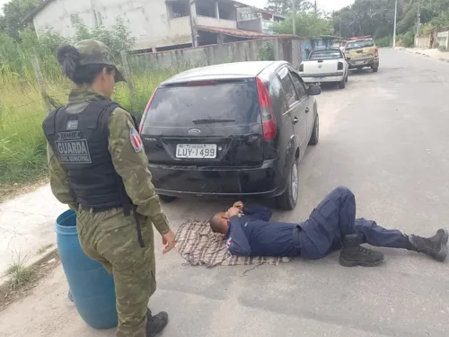 Carro precisou ser suspenso para retirada do animal