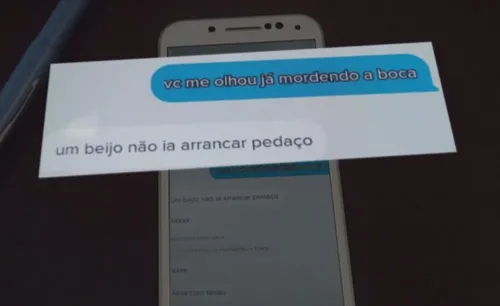 Em um dos prints, a professora diz: "um beijo não ia arrancar pedaço"