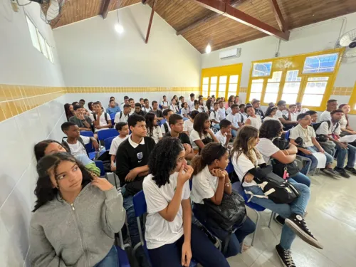 Jovens do Ensino Fundamental Colégio Estadual Amanda Velasco, em São Gonçalo, participaram de roda de conversa