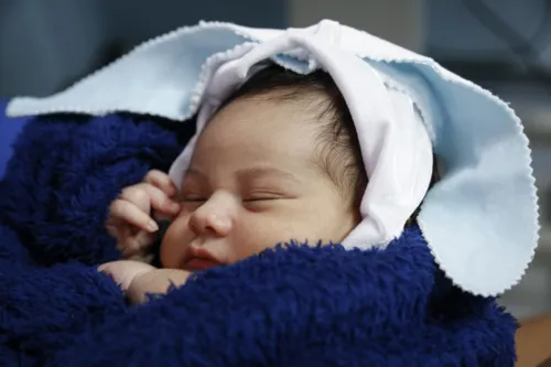 Todos os bebês internados na maternidade foram vestidos de coelhinhos