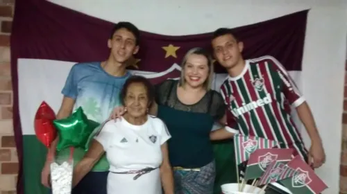 Dona Yone e familiares em aniversário com tema do clube do coração