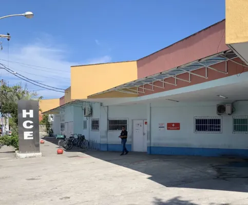 A mulher está internada no Hospital Central de Emergência (HCE)