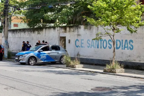 Uma viatura foi posicionada em frente ao Colégio Santos Dias, em Neves