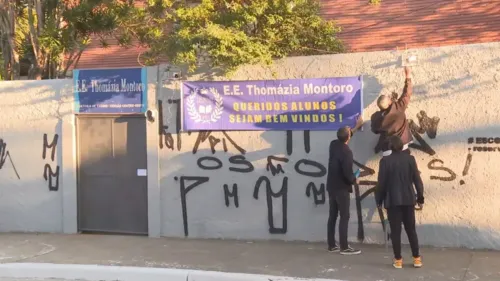 Alunos e mães chegaram com flores, um cartaz foi posto na frente da escola