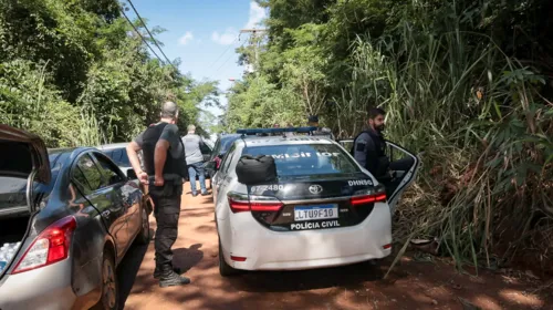 Policiais da Divisão de Homicídios no local onde a ossada foi encontrada