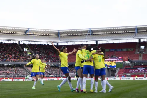 Jogadoras comemoram o segundo gol da Seleção