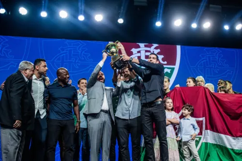 Jogadores do Fluminense erguem a taça de campeão Carioca de 2023 durante premiação