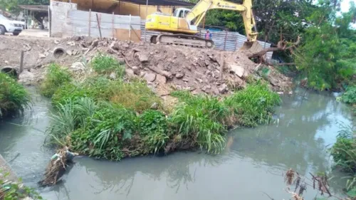 Esgoto está sendo despejado diretamente no Rio Imboaçu