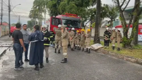 O Corpo de Bombeiros atua no local