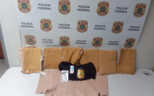 Droga estava escondida dentro da cinta corporal usada pela jovem