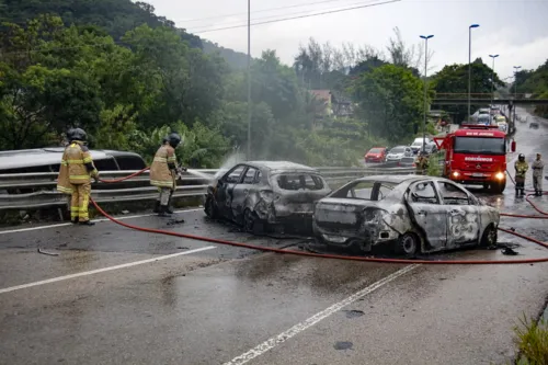 Carro pega fogo em Maria Paula - Lucas Alvarenga