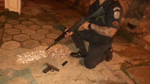 Agentes recolheram material entorpecente e uma pistola no local