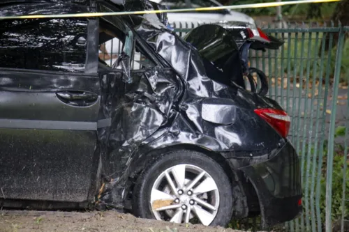 Acidente envolveu dois carros: uma mulher morreu e quatro ficaram feridos