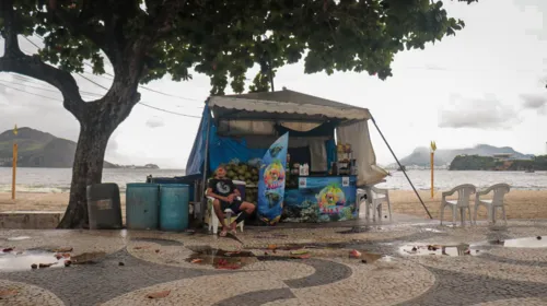 Sem solução, donos de quiosques seguem trabalhando na orla de Icaraí