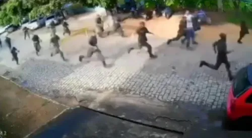 Depois que o homem largou a bicicleta, os militares correram por mais alguns metros