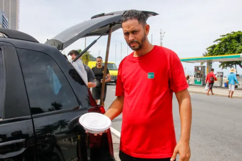 Vendedor comercializa a comida em diferentes pontos do Rio