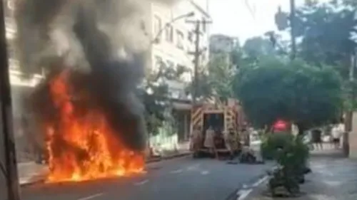 Veículo em chamas interdita a rua Álvares de Azevedo, altura do número 237, em Icaraí