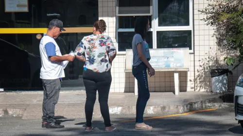 Familiares da mulher assassinada em Itaboraí estiveram no IML de Tribobó para liberação do corpo