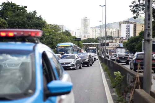 Via foi fechada em meia pista e deixou o trânsito complicado