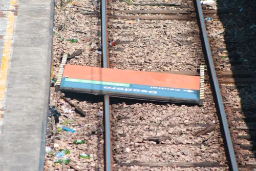 Placas arrancadas durante um protesto de passageiros da estação de Deodoro