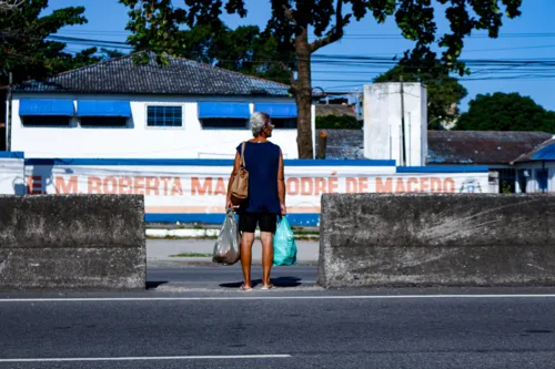 Pedestres se arriscam em meio a carros em alta velocidade