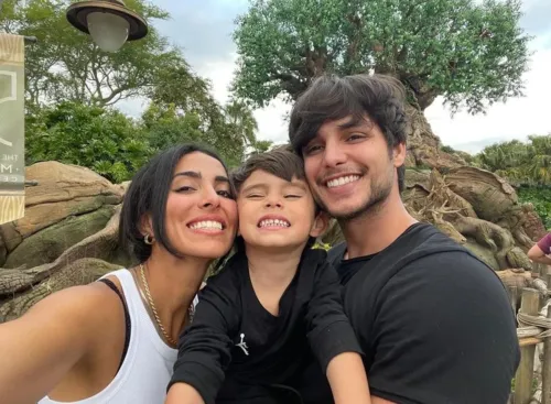 Jade também anunciou que se mudou para um novo apartamento com o marido e o filho