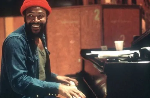 Marvin Gaye em um estúdio de gravação ao piano