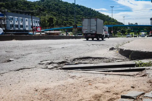 Bueiro com desnível, na beira da RJ-104, tem provocado acidentes de pedestres perto de um ponto de ônibus