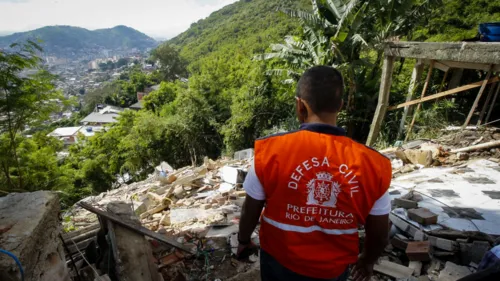 Secretário da Defesa Civil observa os escombros