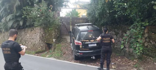 Policiais federais em uma das casas