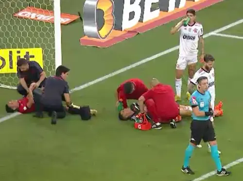 Goleiro sendo atendido pela equipe médica do clube ainda no gramado