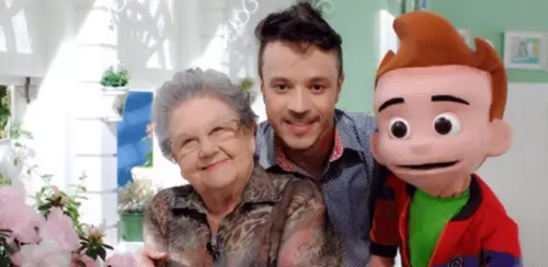 O intérprete do boneco Guinho, Anderson Clayton, auxiliava Palmirinha na TV