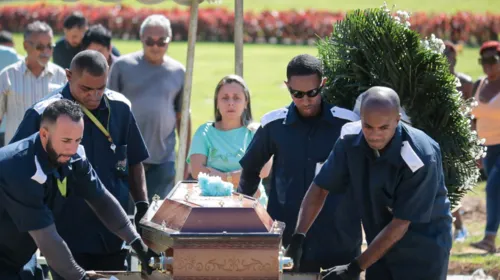 Caixão de Aline é conduzido durante o enterro