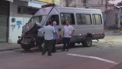 Van transportava funcionários da Comlurb