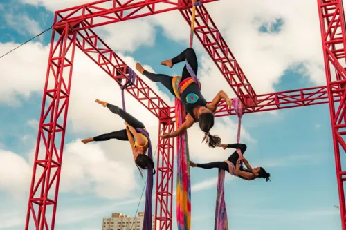 Grupo é formado por artistas do circo, da dança e do teatro