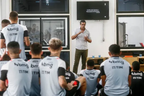 Paulo Bracks se reuniu com os jogadores no CT  Moacyr Barbosa na manhã desta quarta (10)