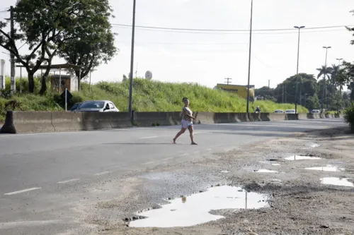 Flagrante de moradores atravessando na rodovia