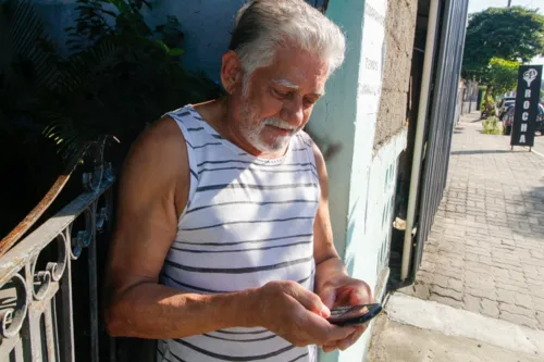 Isaias Oliveira, de 67 anos, usa o telefone fixo móvel