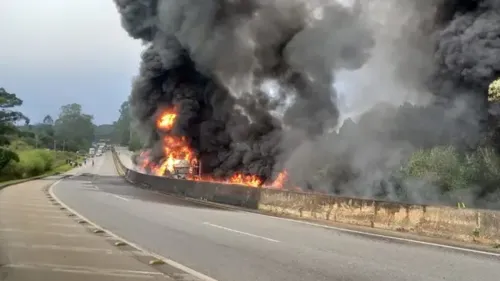 Caminhão-tanque que tombou próximo ao quilômetro 711 da BR-040, explodindo em seguida, carregava 44 mil litros de óleo diesel.