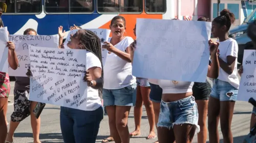 Moradores levaram cartazes pedindo paz