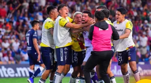 Golaço sacramentou a vitória do time do 'goleiro-atacante'